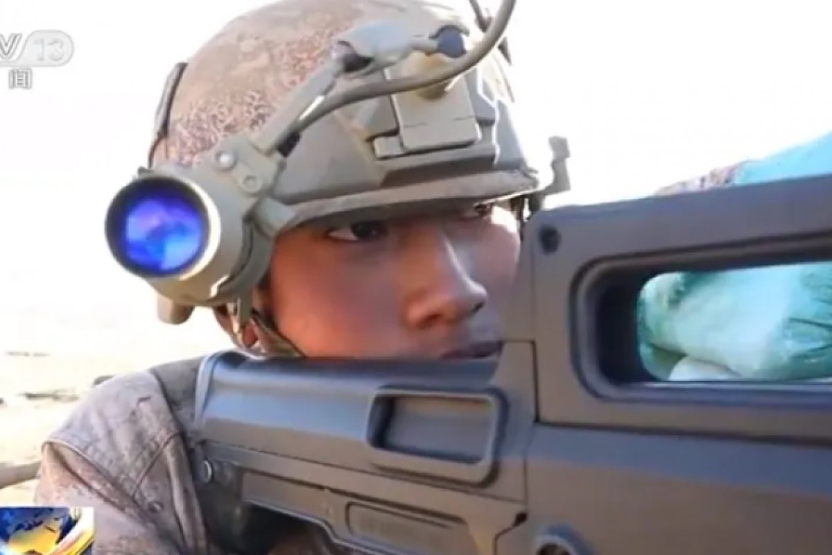 China desenvolve capacetes para soldados com botão de autodestruição