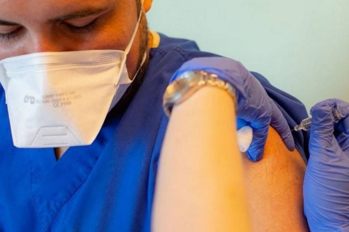 Mais de 5,8 milhões de profissionais de saúde devem tomar a vacina contra Covid-19