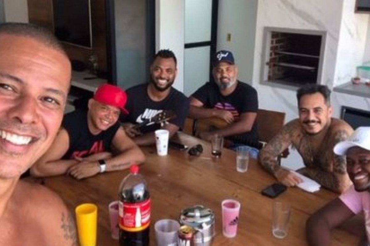 Após anunciar Covid-19, Marcelo D2 participa de churrasco em casa de sambista