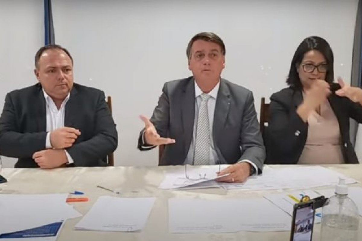 'Ô, seu Macron, não conhece nem o seu país e fica dando pitaco aqui no Brasil', diz Bolsonaro