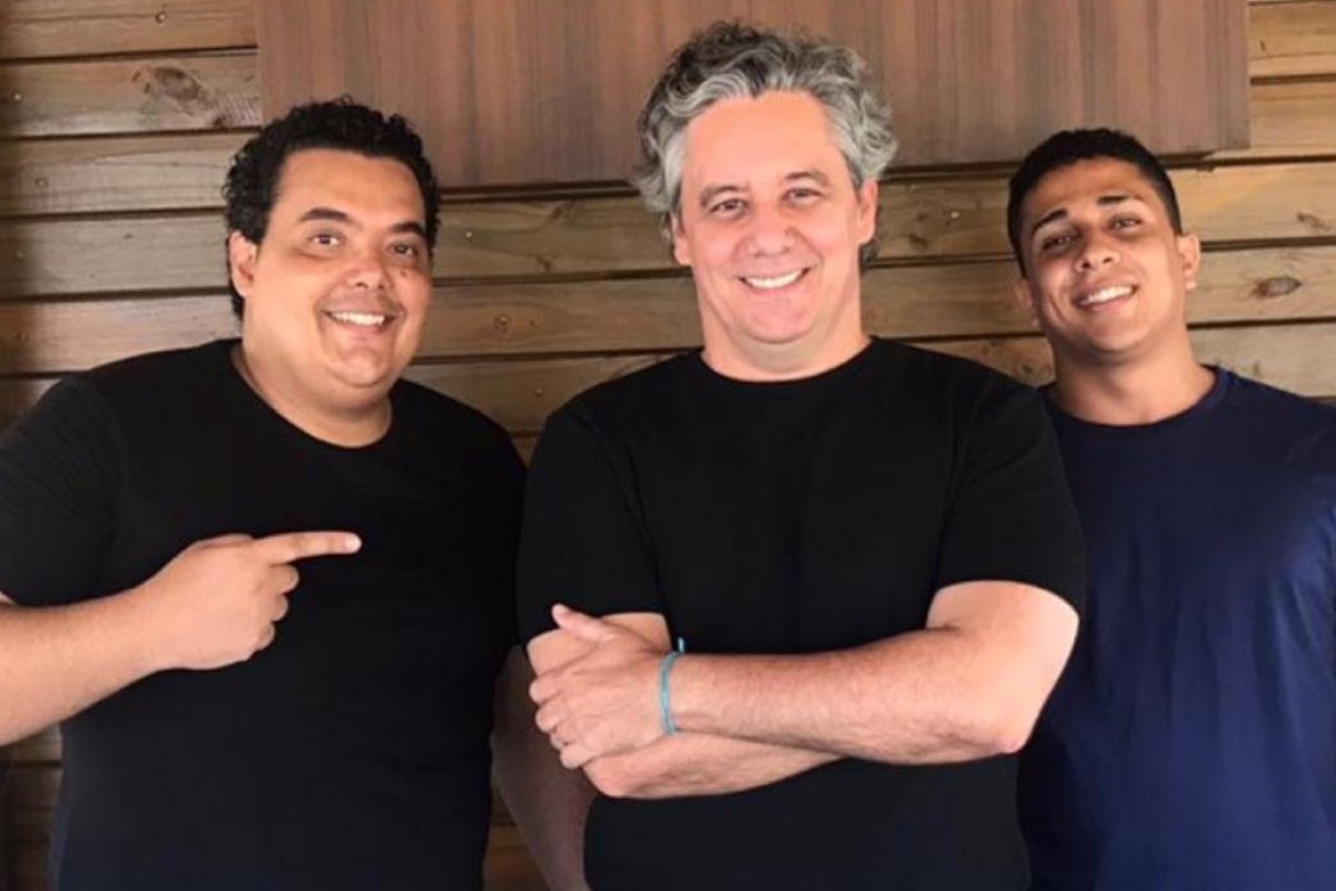 Humoristas Guga Walla, Diego Andoliver e Bob Rodrigues apresentam o espetáculo Mantenha o Humor