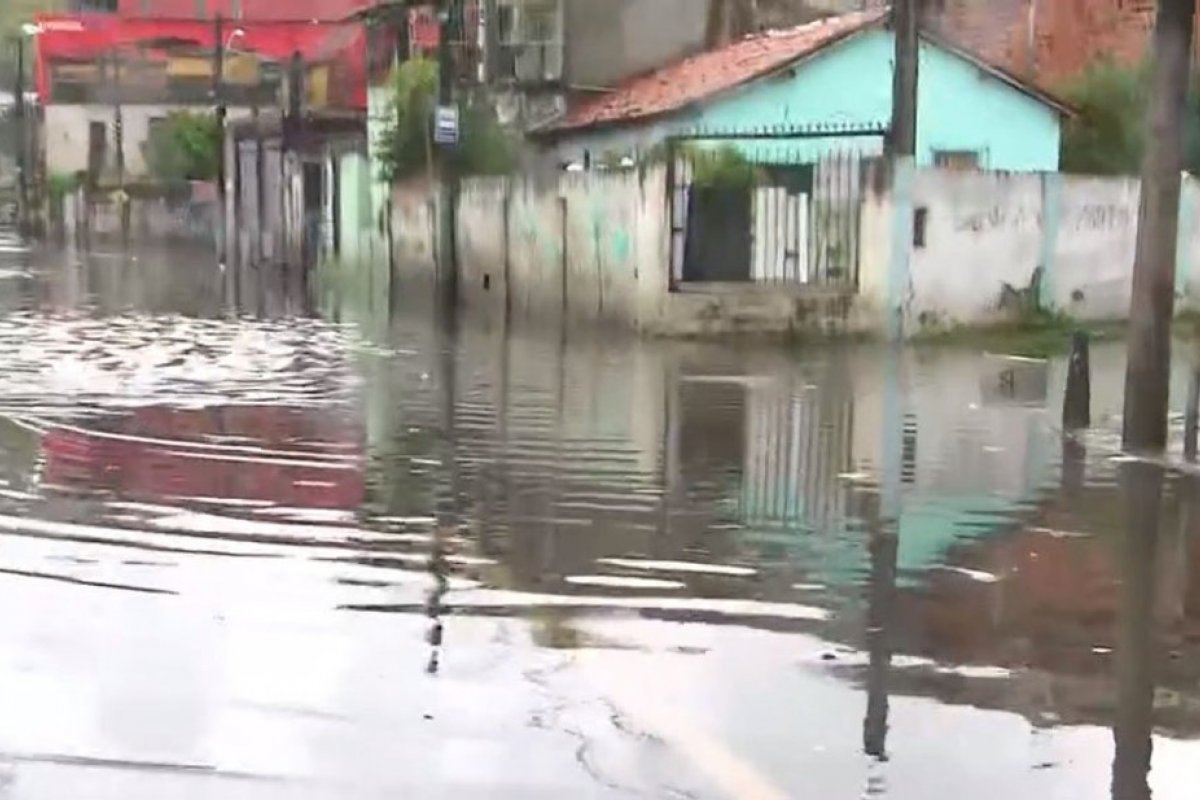 Salvador tem vários pontos de alagamento por causa da chuva forte que atingiu a capital