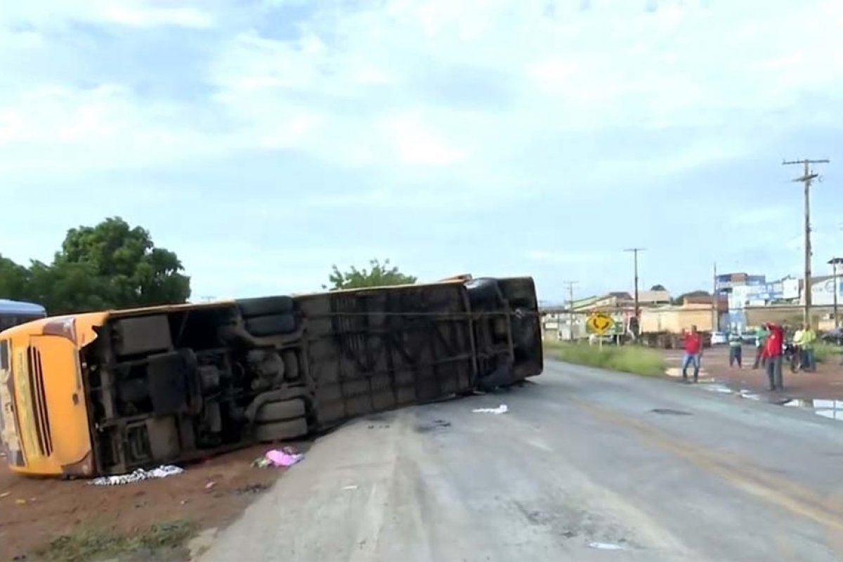 Acidente com ônibus em rodovia do oeste da Bahia, deixa cinco mortos e pelo menos 21 feridos