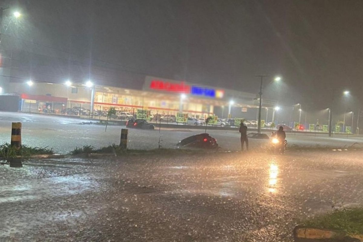 Chuva forte provoca alagamentos em Luís Eduardo Magalhães