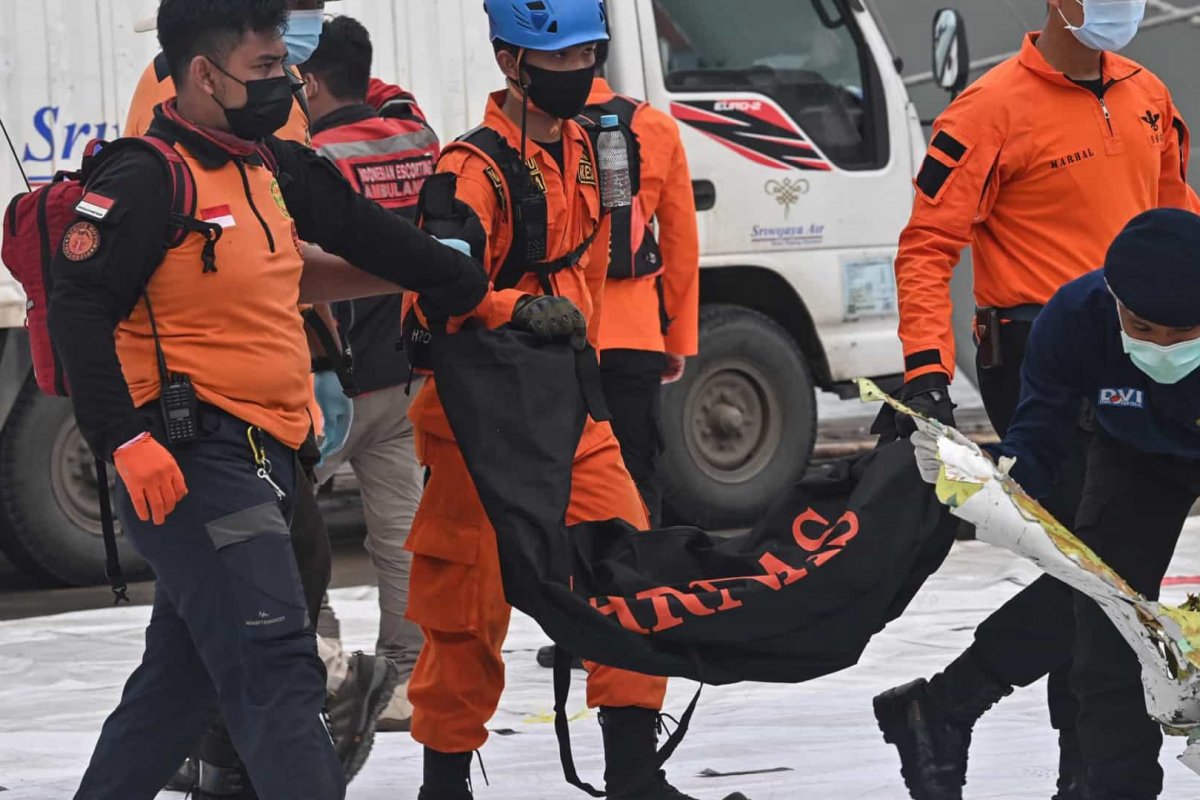 Dados de uma das caixas-pretas do Boeing que caiu na Indonésia são recuperados