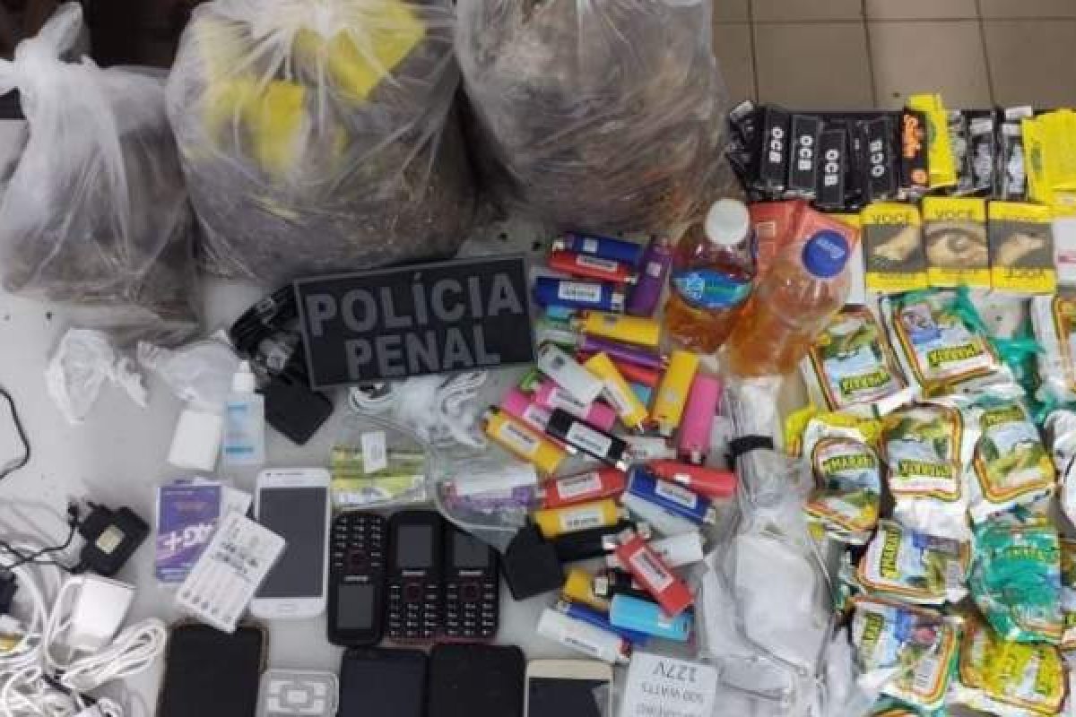 Polícia apreende drogas, celulares, isqueiros e cigarros arremessados no presídio da Mata Escura