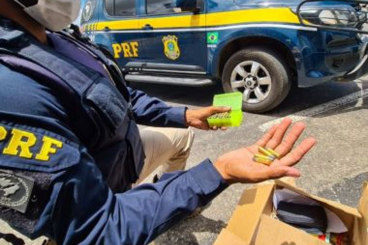 PRF apreende quase 40 munições dentro de meia em ônibus interceptado em Jequié