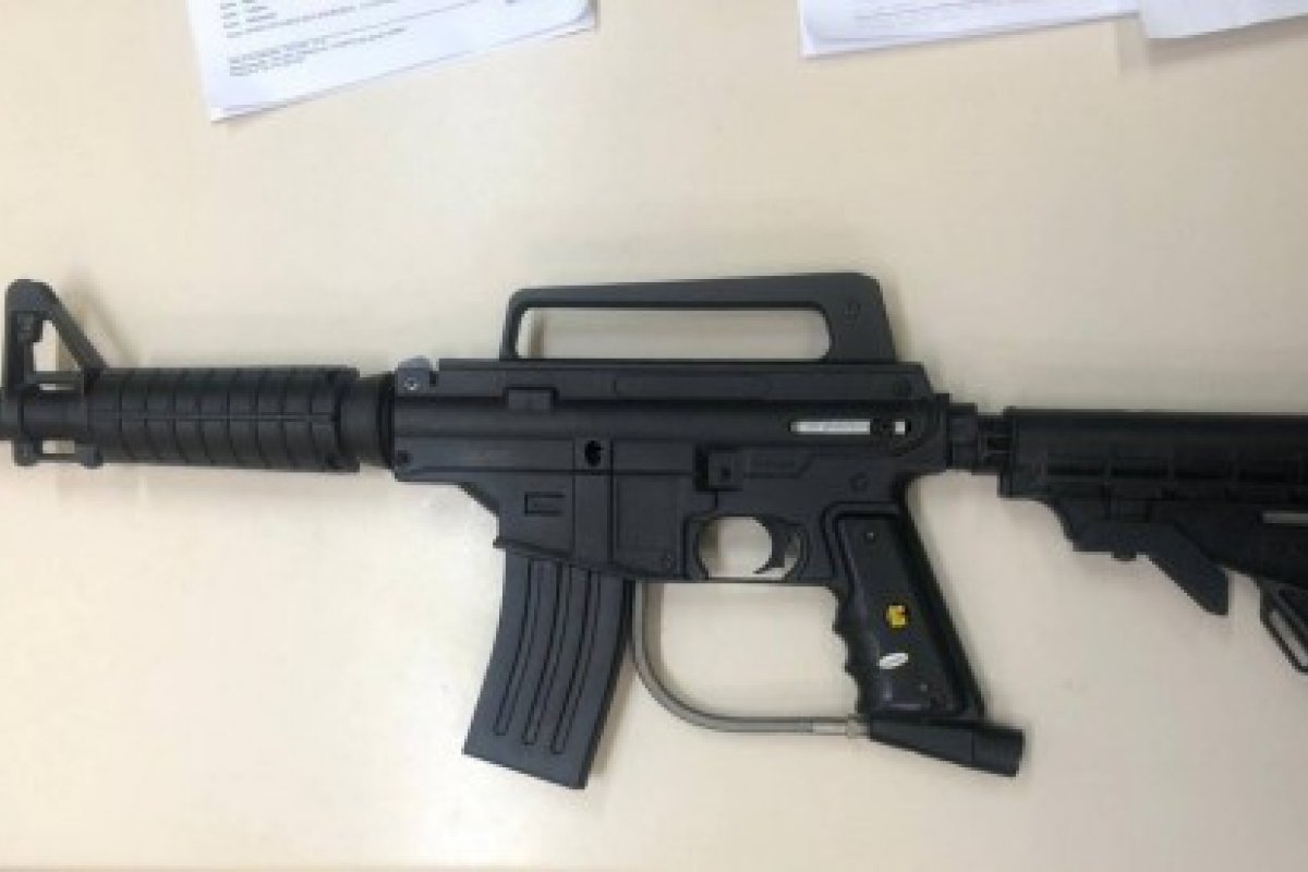 Após denúncia da ex-noiva, arma de paintball é apreendida na casa de Nego do Borel