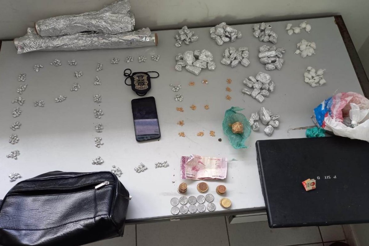 Jovem é preso em flagrante com drogas e dinheiro no interior da Bahia