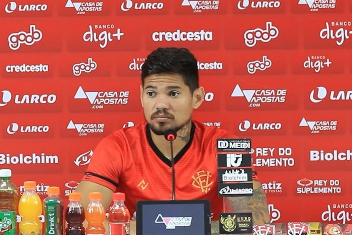 "Quero sair de cabeça erguida", diz Léo Ceará sobre esperança de deixar o Vitória na série B