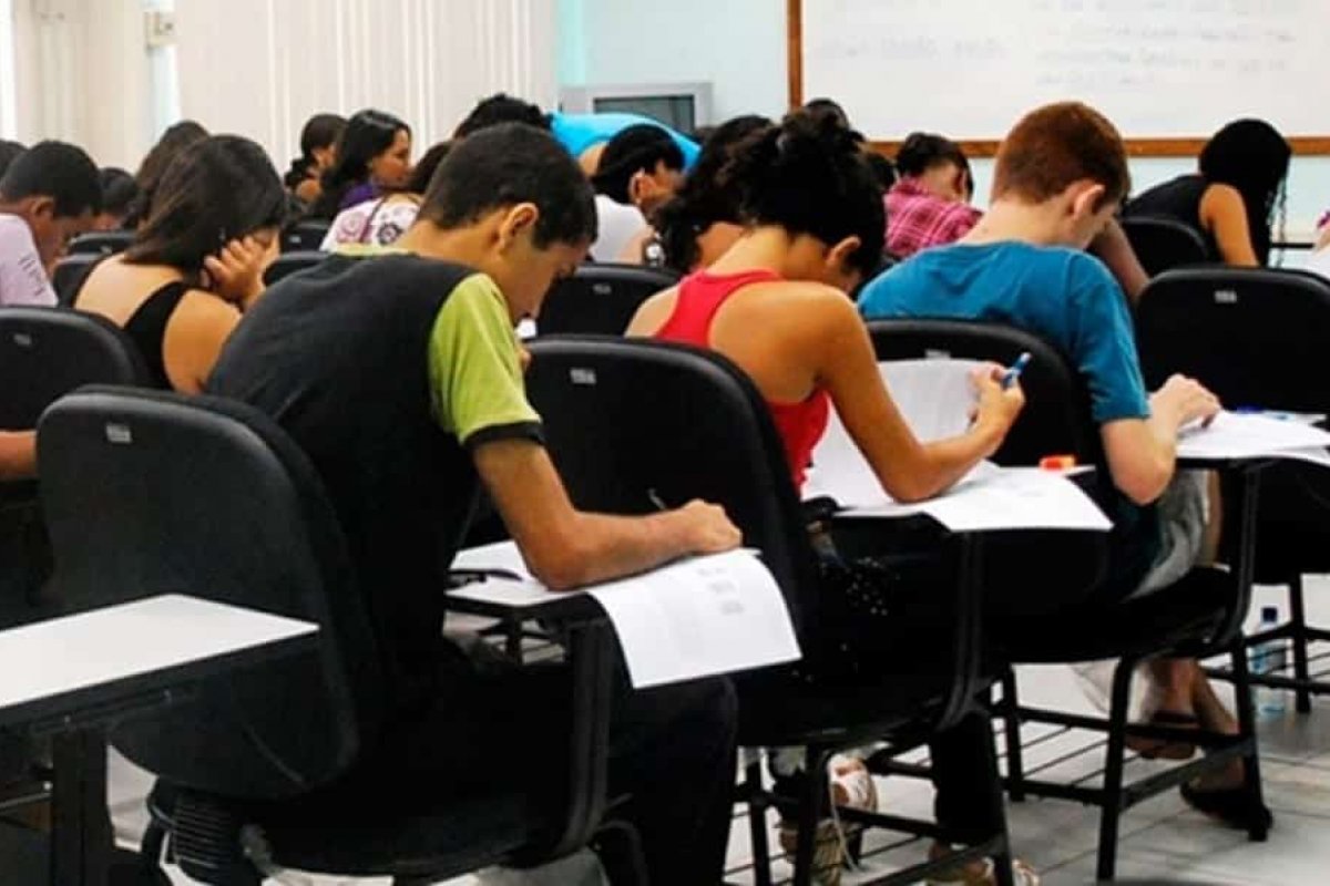 Candidatos pedem adiamento do Enem pelas redes sociais