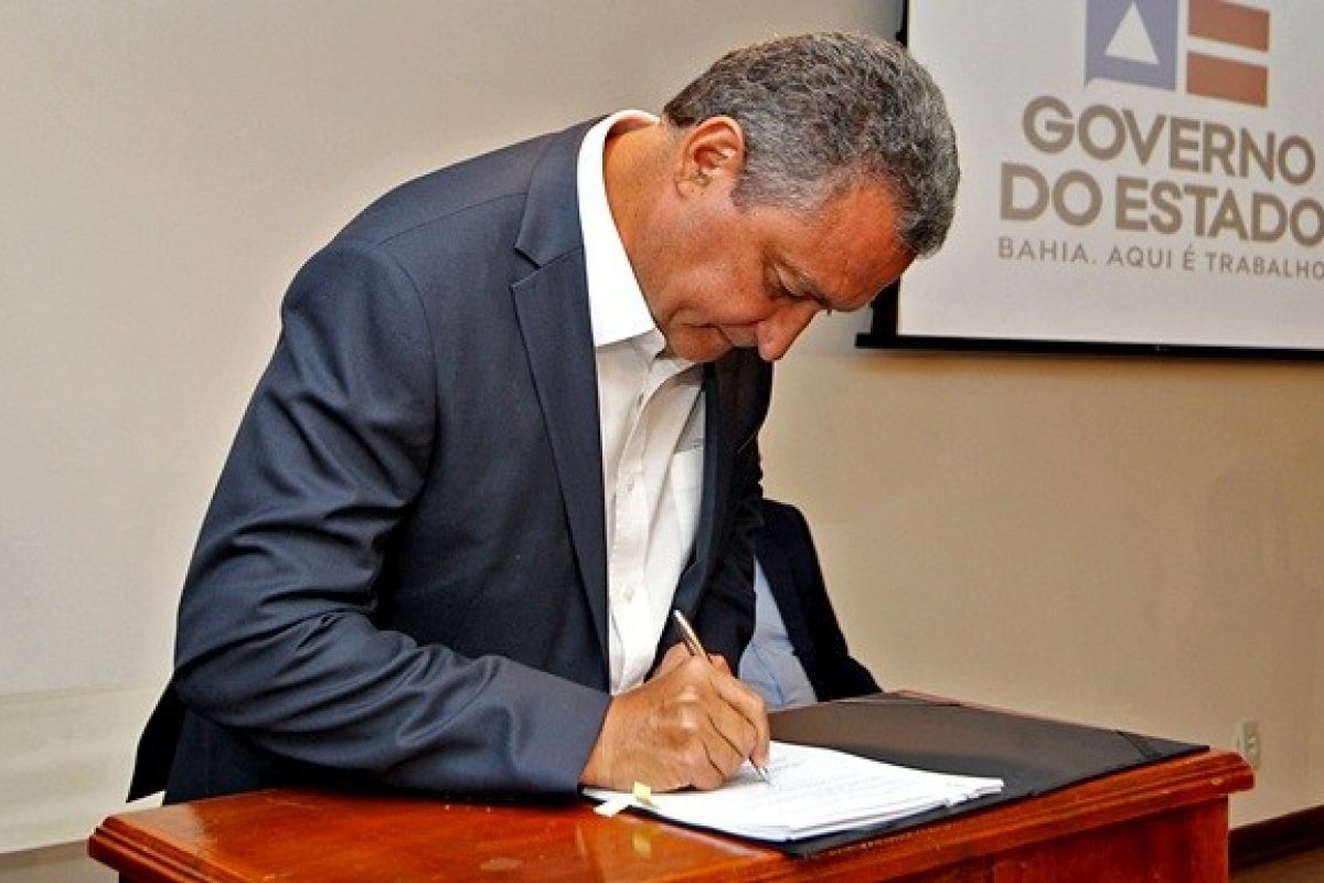 Rui prorroga até 30 de janeiro decreto que proíbe shows e aulas na Bahia