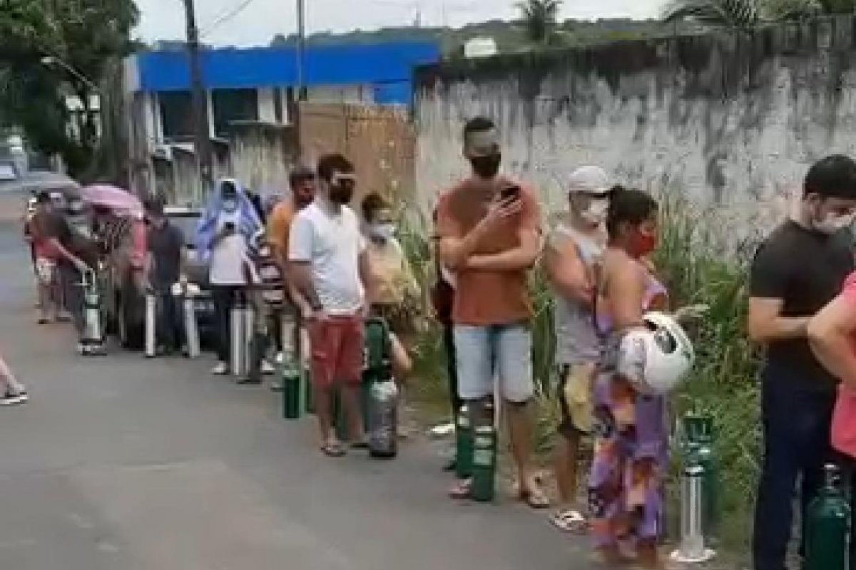 Vídeo: Moradores de Manaus se aglomeram para comprar oxigênio em fábrica 