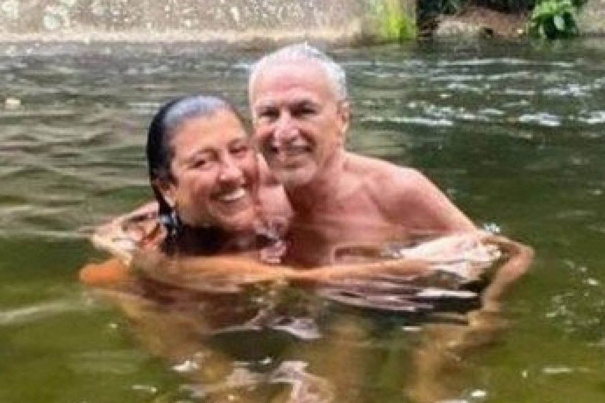 Regina Casé e Caetano Veloso curtem banho de rio