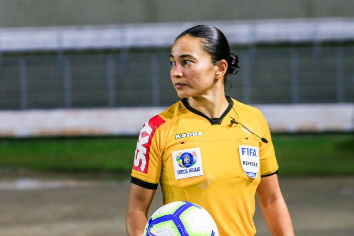 Edina será a primeira mulher a apitar uma final de Campeonato Brasileiro