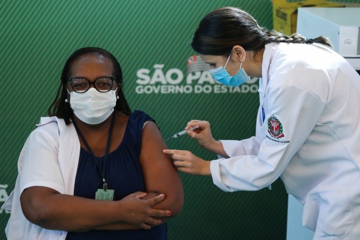 Enfermeira é a primeira pessoa a ser vacinada contra a Covid-19 no Brasil