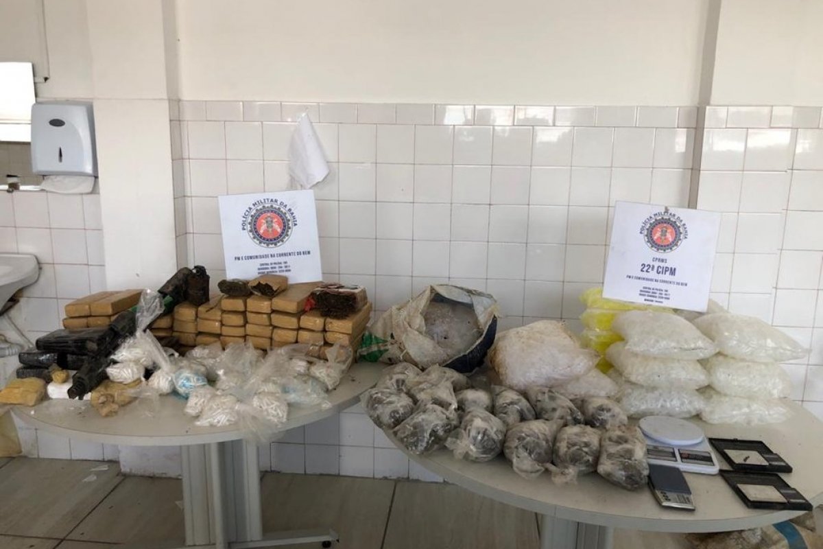 Cerca de cinco mil porções de drogas e uma granada são encontradas enterradas em Simões Filho