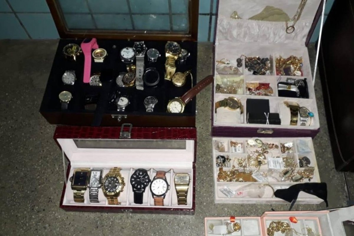 Dois homens são presos com joias, relógios e TV roubados de casa em Lauro de Freitas