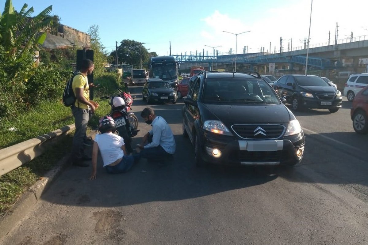 Piloto fica ferida após batida com carro na BR-324