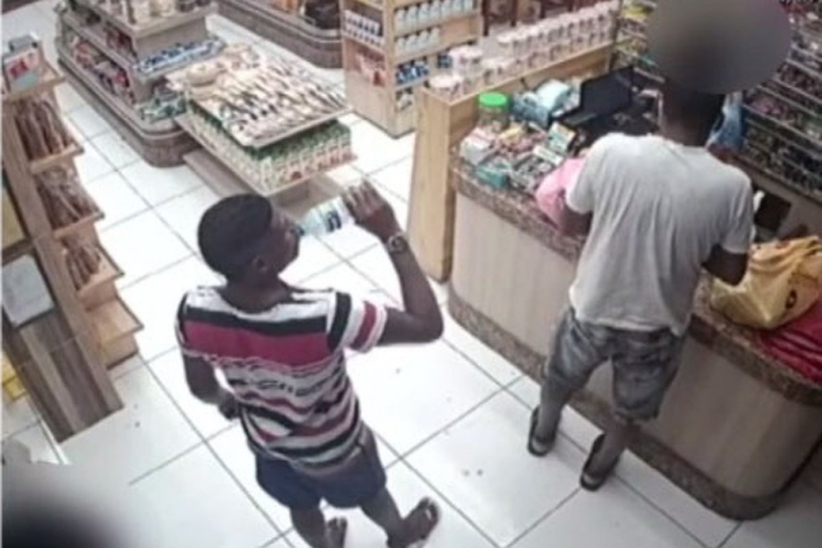 Câmera de segurança flagra assalto a delicatessen em Salvador