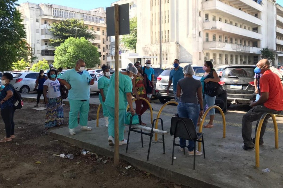Terceirizados do Hospital das Clínicas paralisam atividades e realizam protesto nesta segunda-feira (18)