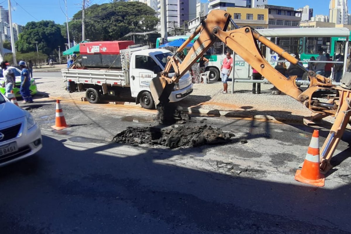 Embasa realiza um serviço emergencial devido a um vazamento de água