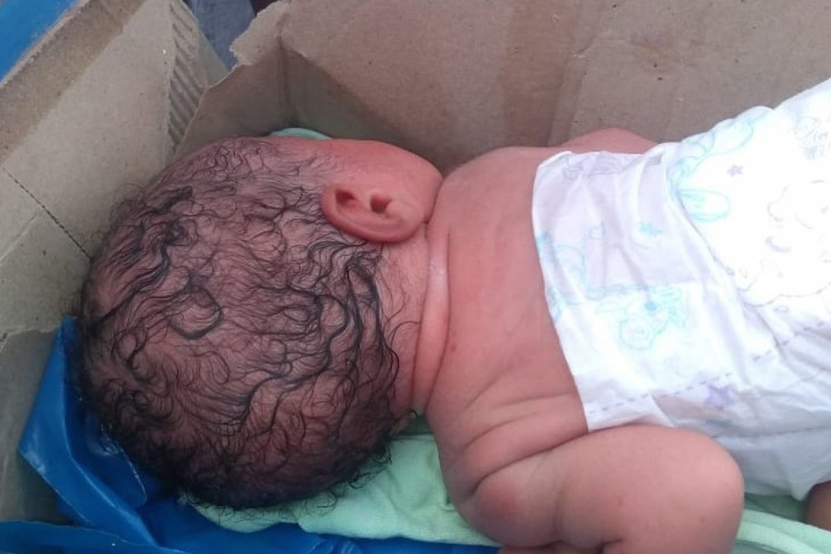 Bebê é encontrado em caixa de sapato em Salvador
