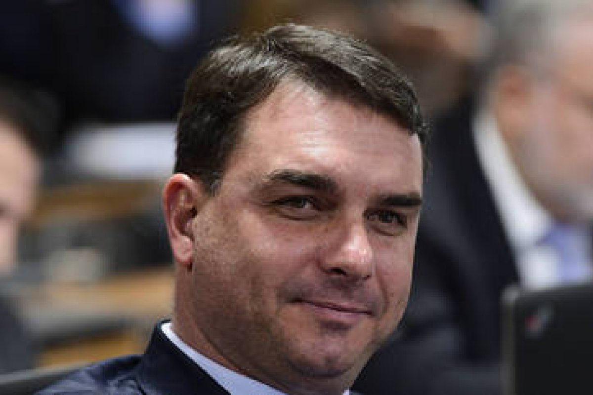 Governo Bolsonaro bancou vacina do Butantan, diz Flávio Bolsonaro em rede social