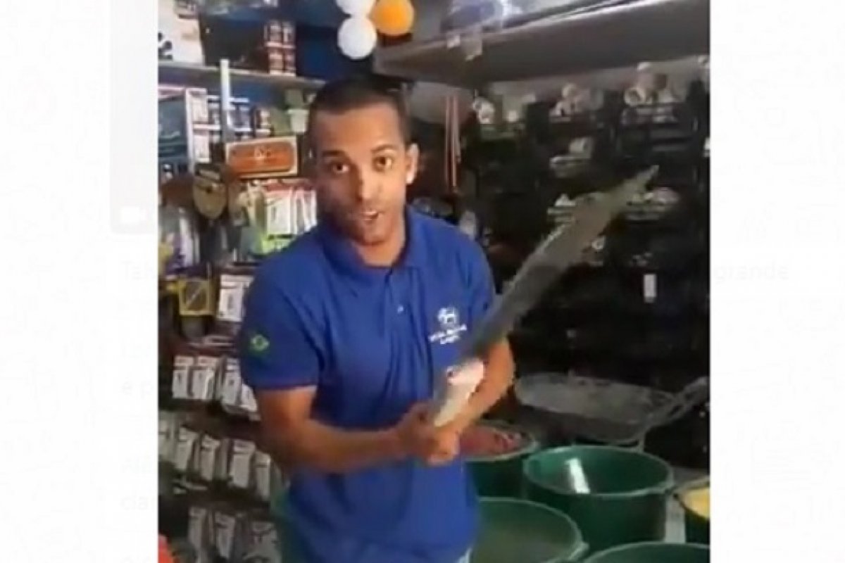 Vídeo: baiano ameaça Bolsonaro com facão e diz: "Isso é o que merece Bolsonaro"