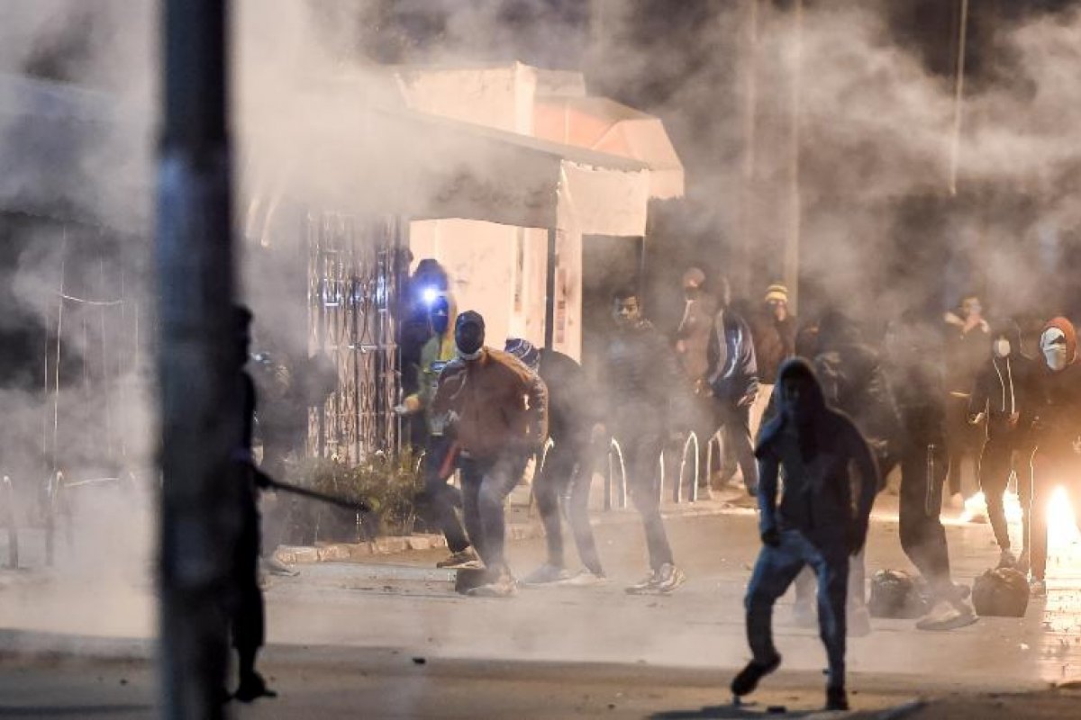 Tunísia vive nova tensão dez anos após Primavera Árabe; mais de 600 pessoas foram presas