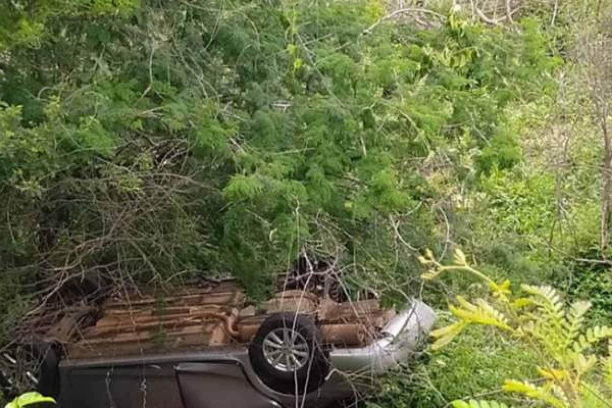 Carro cai de penhasco e três morrem no interior da Bahia