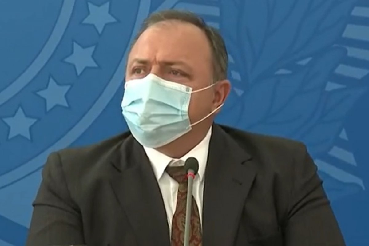 Pazuello muda tom e diz que Ministério orienta 'atendimento precoce' e não 'tratamento precoce'