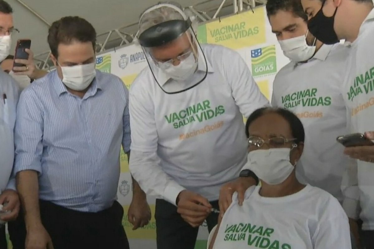 Idosa moradora de abrigo é a primeira vacinada contra covid-19 em Goiás
