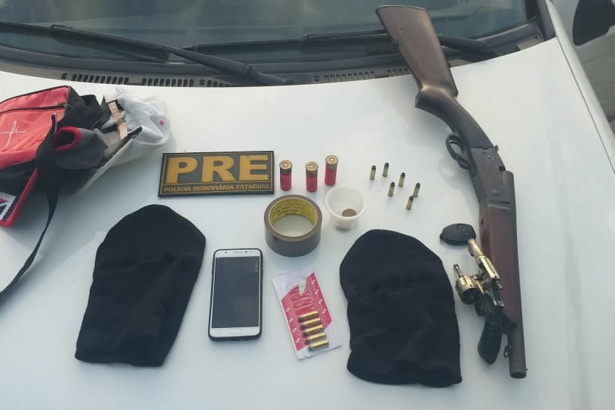 Três pessoas são presas com carro roubado e armas no BA-099