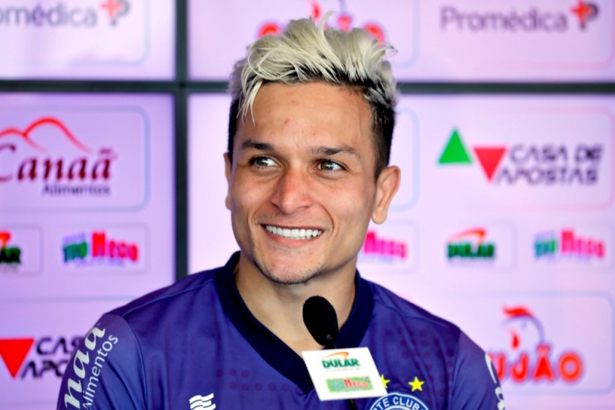 Baixinho Veloz, Artur brinca sobre como adversário devem pará-lo