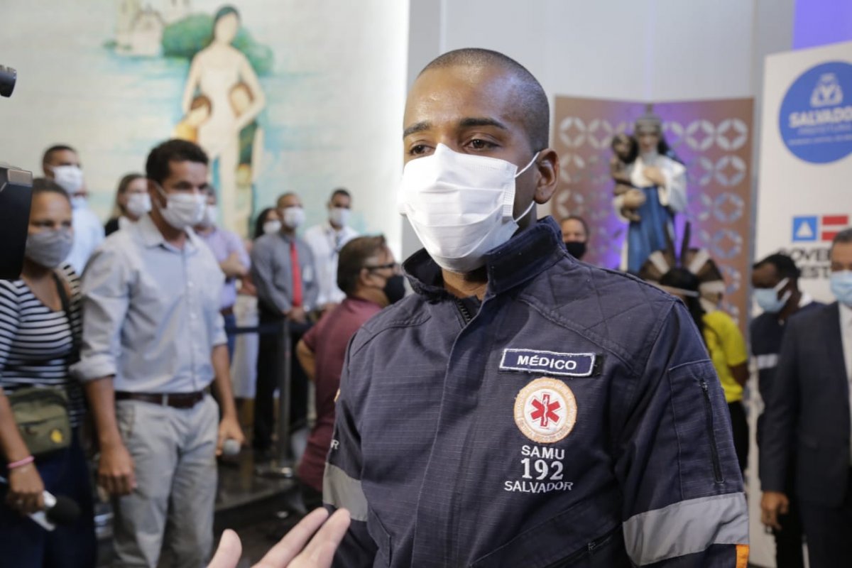 "Esperamos que tudo isso mude", diz primeiro médico vacinado na Bahia