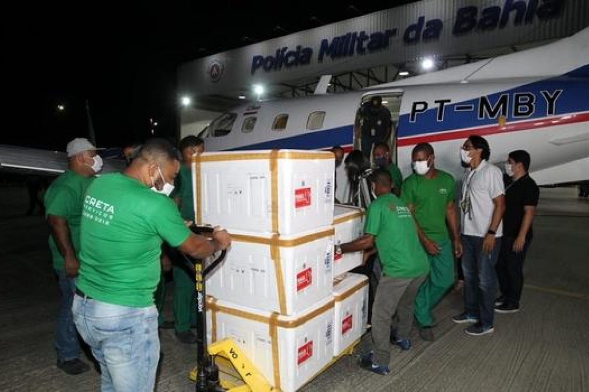 Vacinas contra a Covid-19 começam a ser distribuídas para o interior da Bahia