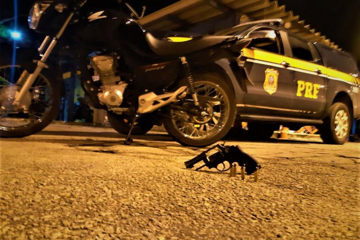 PRF-BA resgata motocicleta roubada e apreende revólver na BR 101