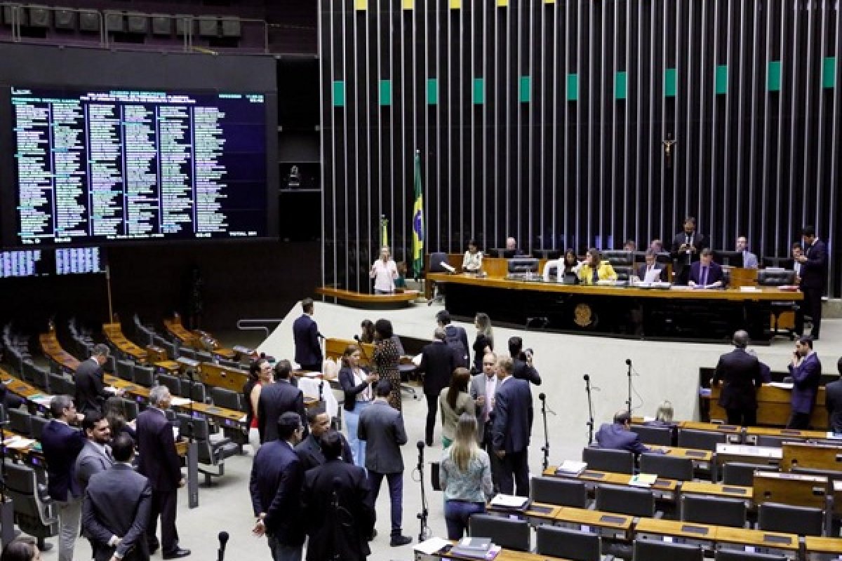 PL pune agente público por vacinação obrigatória contra Covid-19 em caso de efeito colateral grave ou morte