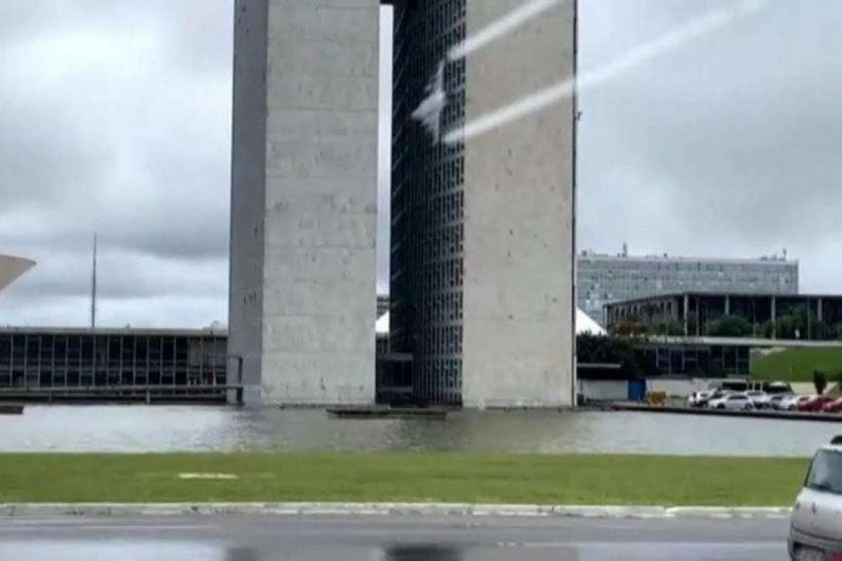 Vídeo de avião passando entre torres do Congresso é falso, diz FAB