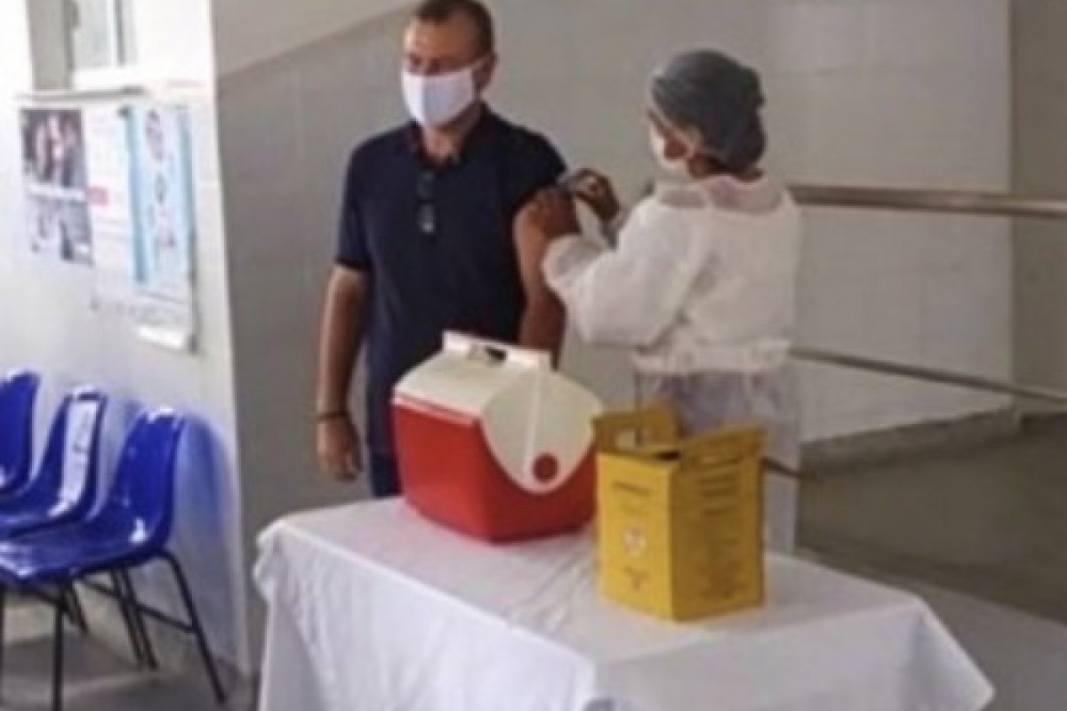 Prefeito de Itabi, em Sergipe foi o primeiro a ser vacinado mesmo não fazendo parte do grupo prioritário