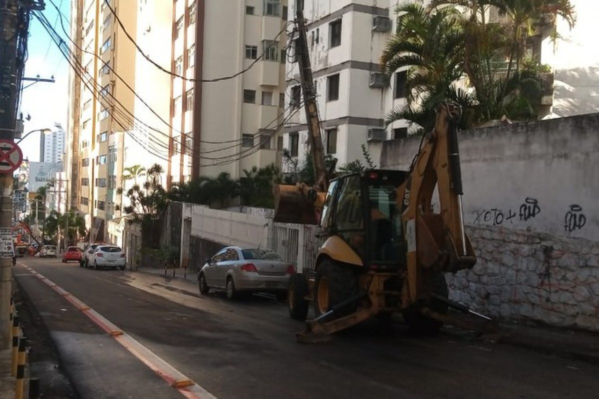 Batida de caminhão danifica poste no bairro da Graça, em Salvador