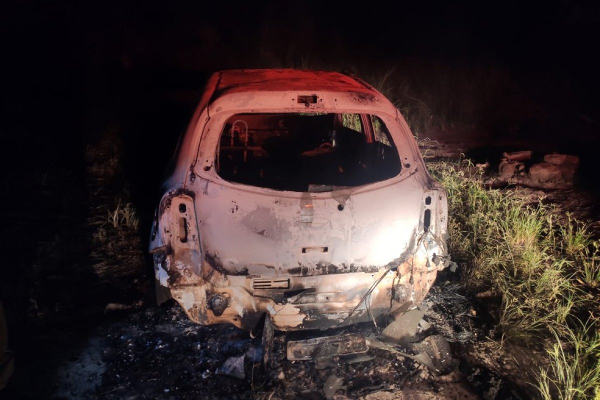 Corpos são encontrados em carro incendiado em Minas Gerais