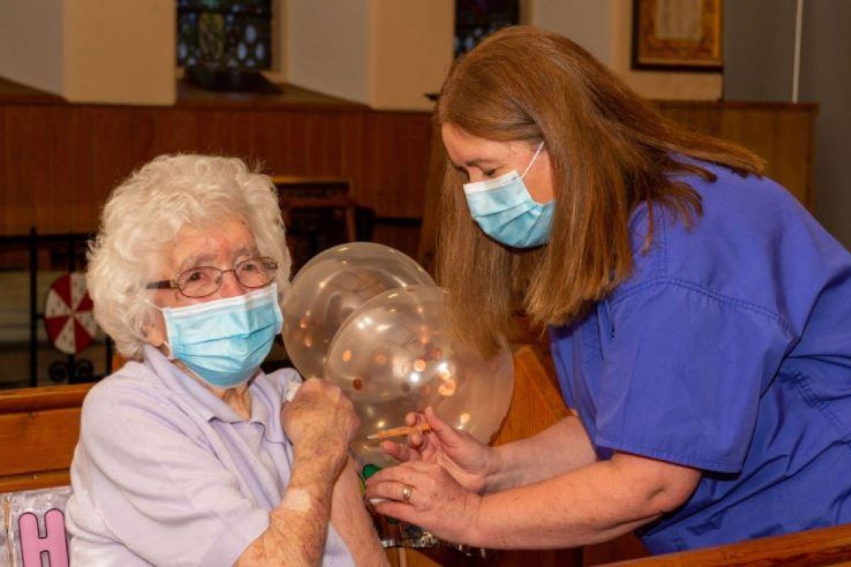 Escocesa de 108 anos que viveu a gripe de 1918 é vacinada contra Covid-19