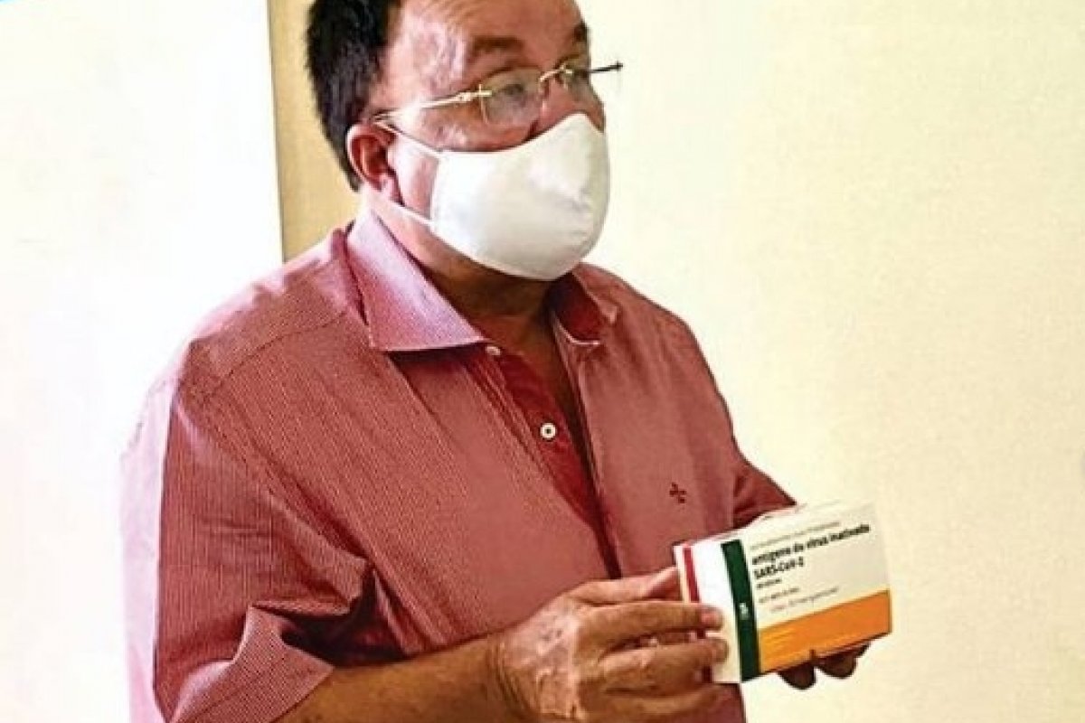 MP apura conduta de prefeito vacinado antes de grupo prioritário em Candiba