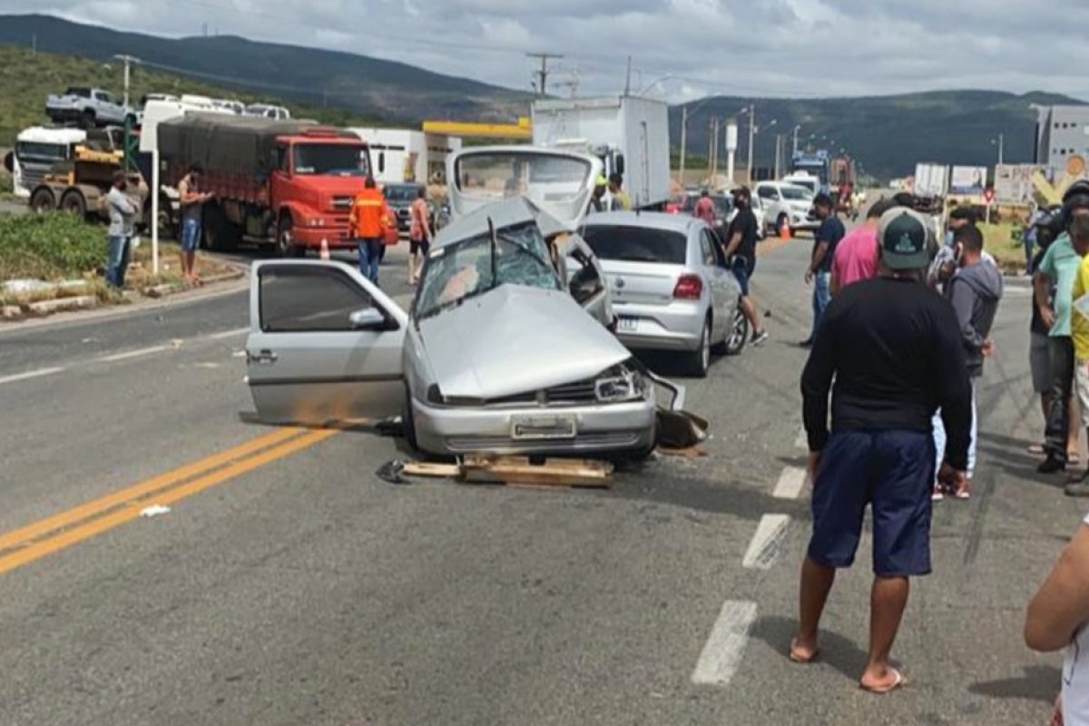 Batida entre carro e caminhão deixa dois mortos e três feridos em Brumado, sudoeste da Bahia