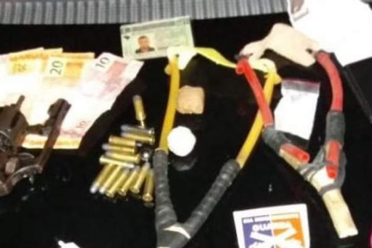 PM prende três homens suspeitos de arremessar drogas para o Conjunto Penal de Feira de Santana