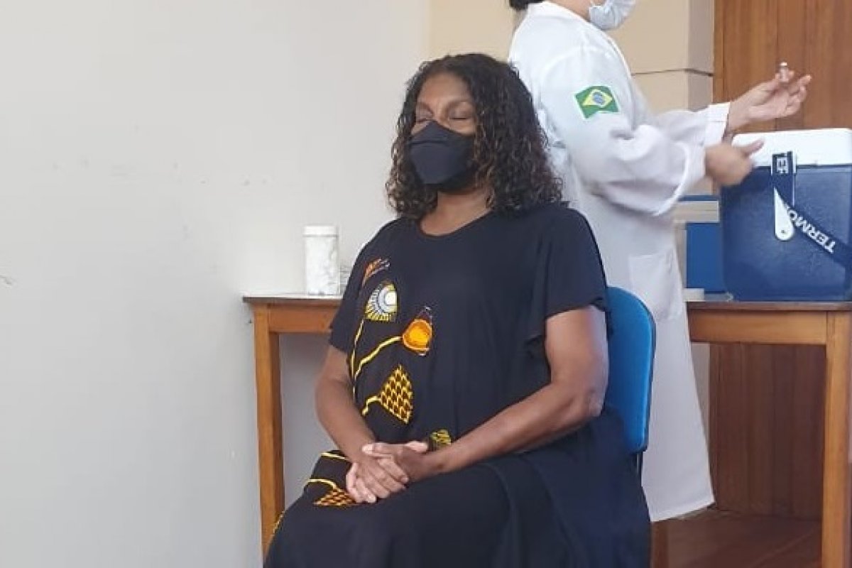 "Estamos chegando ao fim de um pesadelo", diz Zezé Mota ao ser vacinada contra covid-19