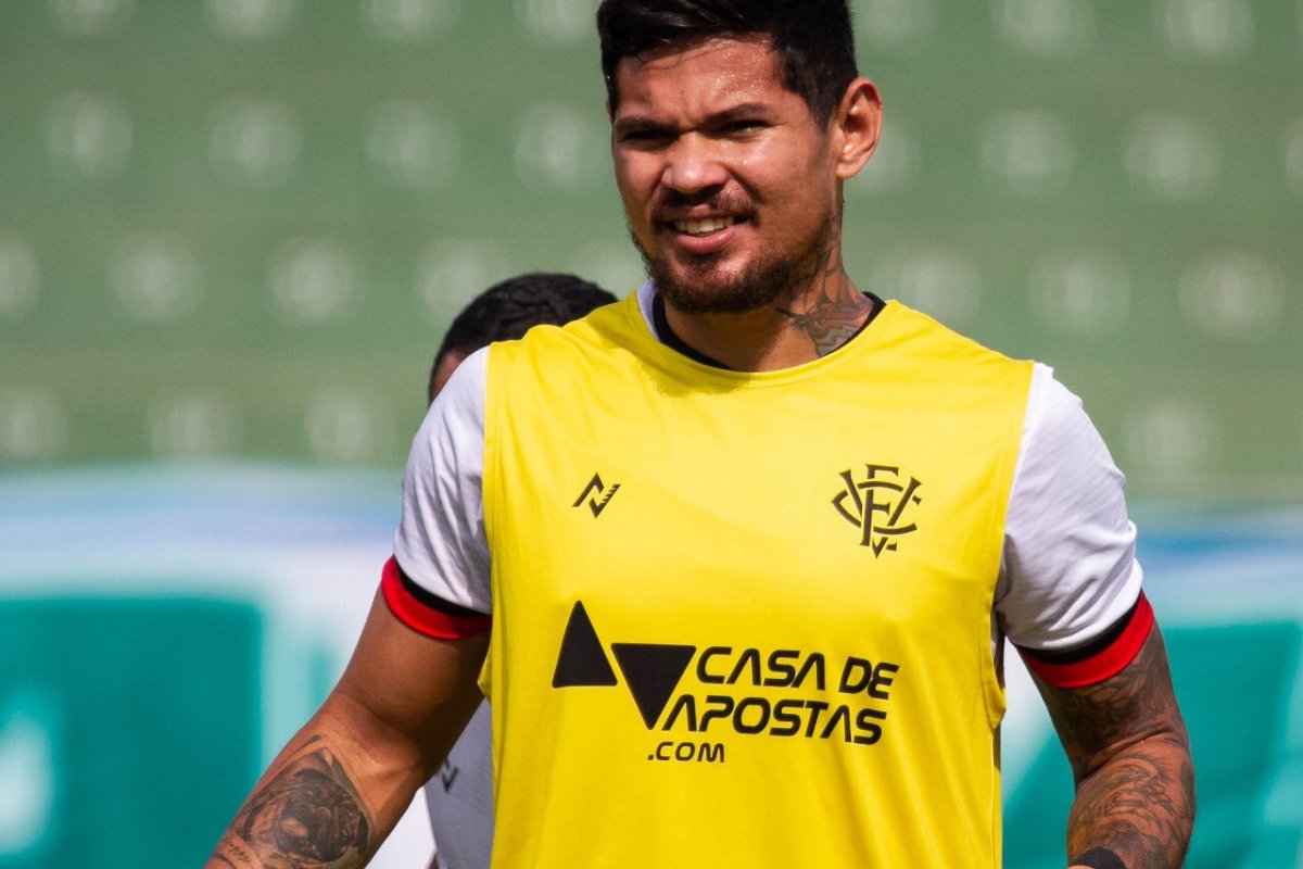 Léo Ceará faz dois, Vitória vence o Guarani e deixa zona de rebaixamento da Série B