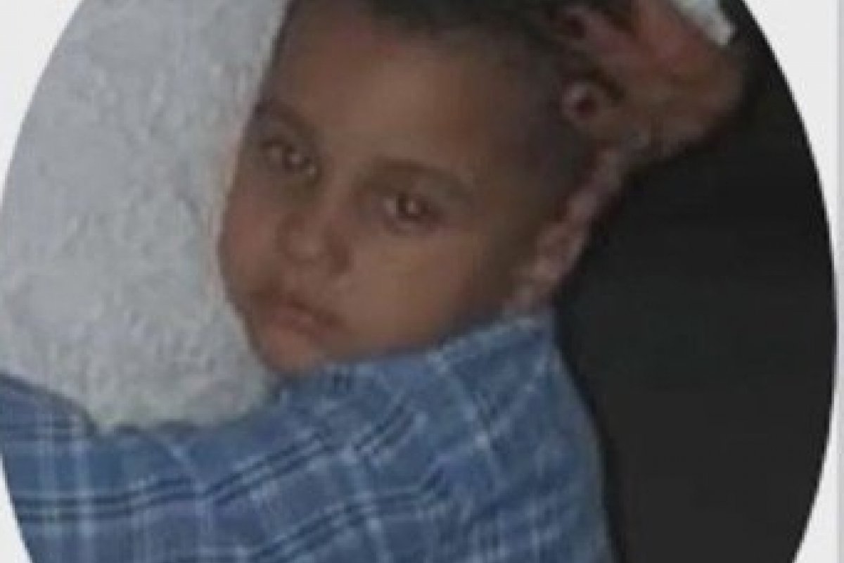 Criança morre após ser baleada quando brincava com arma de fogo